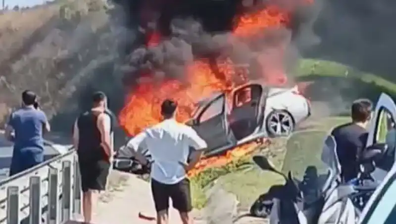 TEM Otoyolu'nda Korkutan Kaza: Araç Alev Alev Yandı!