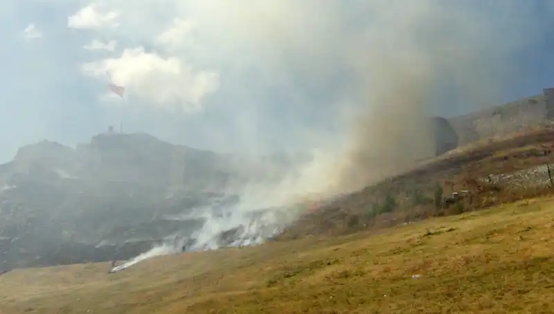 Kars Kalesi Eteklerinde Anız Yangını! Yangının Sebepleri ve İhmalin Sonuçları