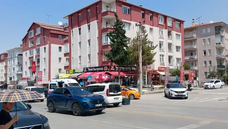 Taksi ve Otomobil Çarpıştı: Kaza Anı Güvenlik Kamerasında!